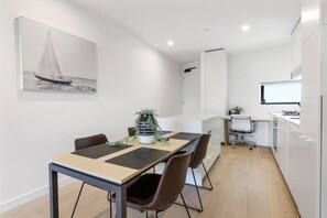 Dining - Modern 2-Bed Ivanhoe unit with Parking (Ivanhoe)