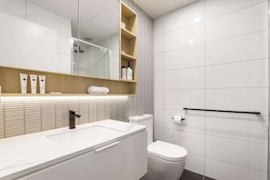 Shower, hair dryer, towels - Modern 2-Bed Ivanhoe unit with Parking (Ivanhoe)