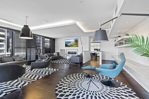 Smart TV, offices - Chic 1-Bed with Balcony Views and Amenities (South Yarra)