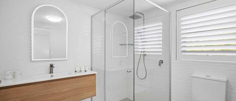 Shower, hair dryer, towels