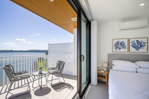 2 bedrooms, iron/ironing board, travel cot, Internet - Superb 2-Bed Apartment with Scenic Bay Views (Batemans Bay)