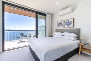 2 bedrooms, iron/ironing board, travel cot, Internet - Superb 2-Bed Apartment with Scenic Bay Views (Batemans Bay)