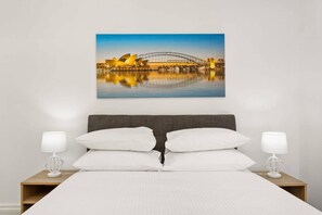 2 bedrooms, desk, iron/ironing board, Internet - Traditional 2-Bed Terrace House in Millers Point (Millers Point)