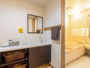 Habitación estándar con 2 camas individuales, no fumadores | Baño | Ducha y bañera combinadas, secador de pelo y zapatillas