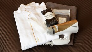 ฝักบัวในอ่างอาบน้ำ, ไดร์เป่าผม, รองเท้าสวมภายในห้อง, ผ้าเช็ดตัว