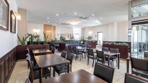 Ein geräumiges Restaurant mit hohen Decken, viel Platz und einer Service-Theke.