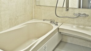 ฝักบัวในอ่างอาบน้ำ, ไดร์เป่าผม, รองเท้าสวมภายในห้อง, ผ้าเช็ดตัว