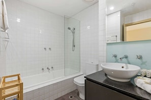 Shower, hair dryer, towels - Sophisticated CBD 2-Bed Apartment by Yarra River (Melbourne)