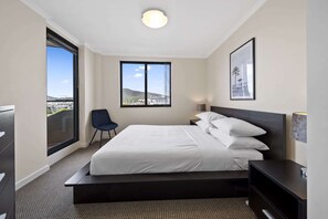 2 bedrooms, desk, iron/ironing board, Internet - Inner-City 2-Bed with Parking, Pool, Gym & BBQ (Braddon)