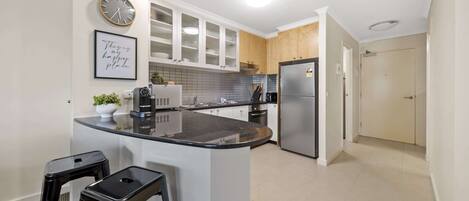 Réfrigérateur, micro-ondes, four, plaque de cuisson