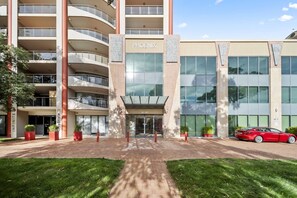 Exterior - Inner-City 2-Bed with Parking, Pool, Gym & BBQ (Braddon)