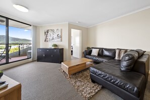 Smart TV, offices - Inner-City 2-Bed with Parking, Pool, Gym & BBQ (Braddon)