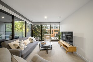 Smart TV - Chic Inner-City 2-Bed Abode with Pool, Gym & Sauna (Braddon)