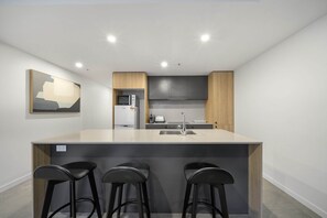 Fridge, microwave, oven, stovetop - Chic Inner-City 2-Bed Abode with Pool, Gym & Sauna (Braddon)