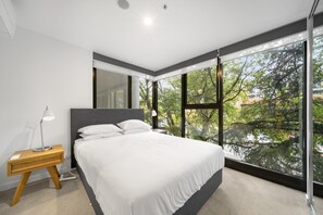 2 bedrooms, iron/ironing board, Internet, bed sheets - Chic Inner-City 2-Bed Abode with Pool, Gym & Sauna (Braddon)