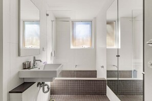 Shower, hair dryer, towels - 2-Bed Harbourside Home with Views in Fab Location (McMahons Point)