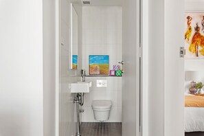 Douche, séchoir à cheveux, serviettes fournies