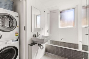 Douche, séchoir à cheveux, serviettes fournies