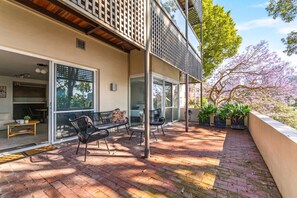 Terrace/patio - 2-Bed Harbourside Home with Views in Fab Location (McMahons Point)