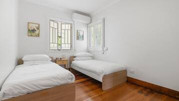 Desk, iron/ironing board, Internet, bed sheets