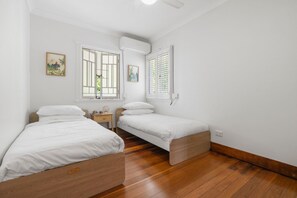 Desk, iron/ironing board, Internet, bed sheets - Family-Friendly Home in Vibrant West End (West End)