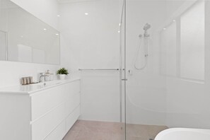 Hair dryer, towels - Quiet 2-Bed Retreat with Private Courtyard (Glenelg South)