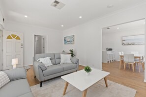 Smart TV, offices - Quiet 2-Bed Retreat with Private Courtyard (Glenelg South)
