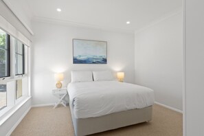 2 bedrooms, desk, iron/ironing board, travel cot - Quiet 2-Bed Retreat with Private Courtyard (Glenelg South)
