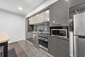 Een koelkast, een microgolfoven, een oven, een kookplaat