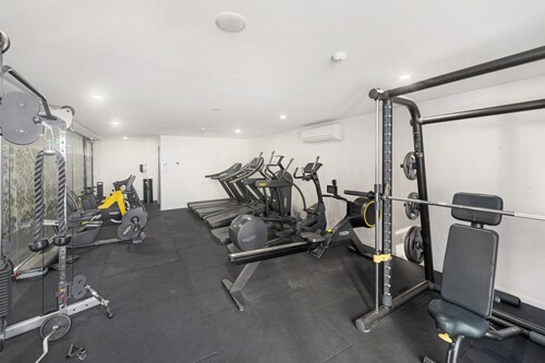 Bright 2-Bed Apartment with Scenic Balcony