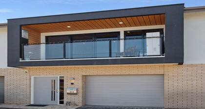 Bright 2-Bed Townhouse with Balcony & Garage