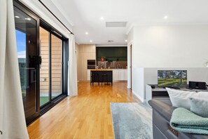Smart TV - Bright 2-Bed Townhouse with Balcony & Garage (Woodville West)