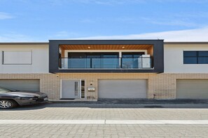 Exterior - Bright 2-Bed Townhouse with Balcony & Garage (Woodville West)