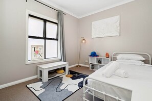 2 habitaciones, tabla de planchar con plancha, internet y ropa de cama 