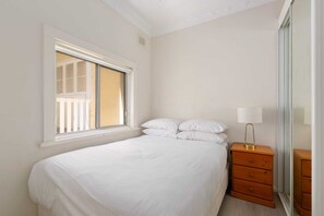1 bedroom, iron/ironing board, Internet, bed sheets - Chic 1-Bed Retreat Near Shops & Beach (Manly)