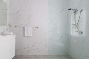 Shower, hair dryer, towels - Chic 1-Bed Retreat Near Shops & Beach (Manly)
