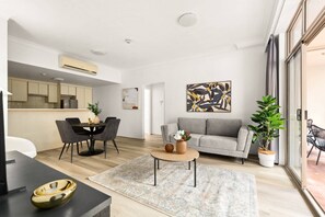 Smart TV, offices - Bright Inner-West Stay with Pool Access (Camperdown)