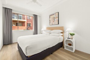 2 habitaciones, escritorio y tabla de planchar con plancha 