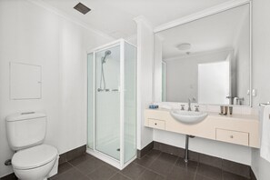 Shower, hair dryer, towels - Bright Inner-West Stay with Pool Access (Camperdown)