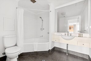 Shower, hair dryer, towels - Bright Inner-West Stay with Pool Access (Camperdown)