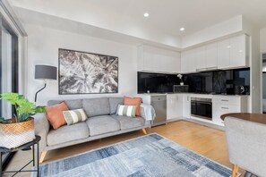 Smart TV - Comfortable 2BR Retreat with Balcony & Parking (St Kilda)
