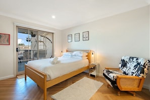 3 bedrooms, desk, iron/ironing board, travel cot - 3-Bed Apartment in Holiday Style Resort with Pool (Watson)