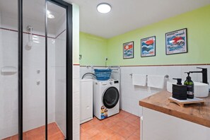 Een douche, een haardroger, handdoeken