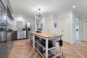 Jääkaappi, mikroaaltouuni, uuni, liesi