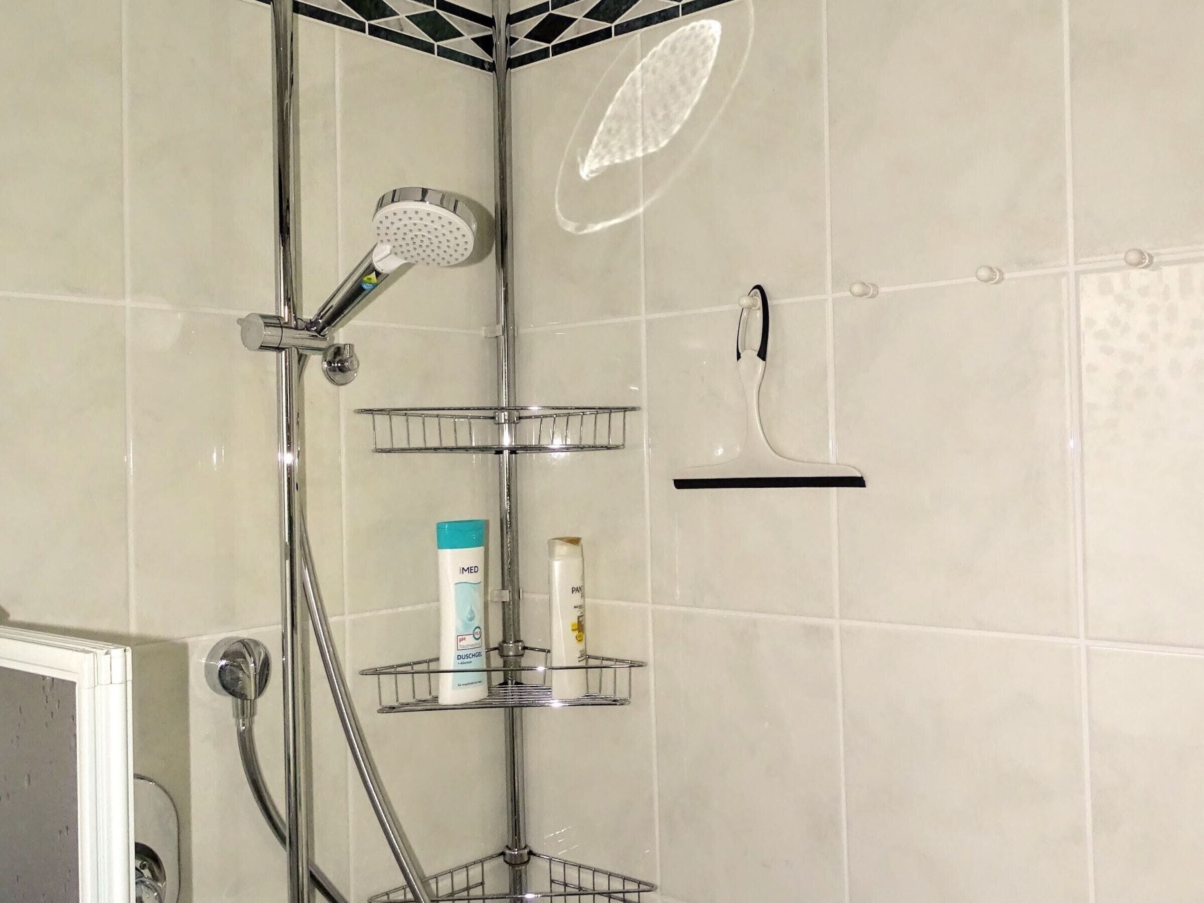 Dusche, kostenlose Toilettenartikel, Haartrockner, Handtücher