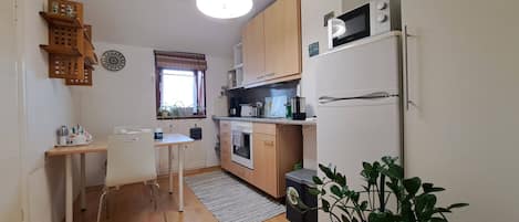 Jääkaappi, mikroaaltouuni, uuni, liesi