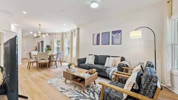 Una televisión, un futbolín