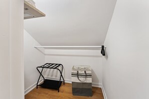 Interior - New! 10-min to Downtown (Oak Park)