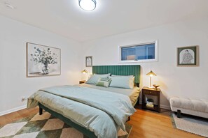 3 bedrooms, desk, iron/ironing board, travel cot - New Elmhurst Gem|Sleeps 10|Game Room|Near City Ctr (Elmhurst)