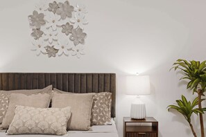 3 bedrooms, desk, iron/ironing board, travel cot - New Elmhurst Gem|Sleeps 10|Game Room|Near City Ctr (Elmhurst)